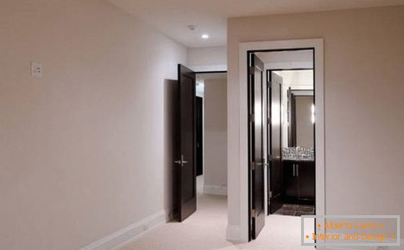 Cómo combinar puertas y pisos en el interior - foto