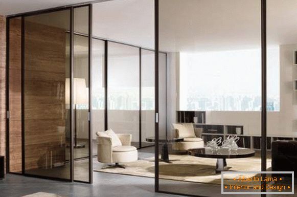 Puertas interiores de vidrio - particiones de fotos en un apartamento moderno