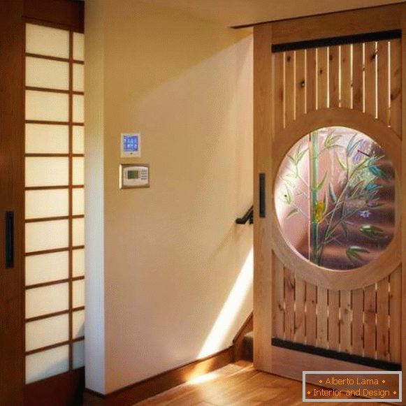 Puertas interiores deslizantes de madera con inserciones de vidrio