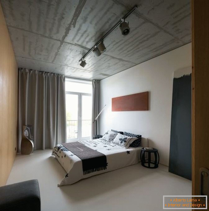 Dormitorio de un pequeño apartamento de una habitación en Kiev