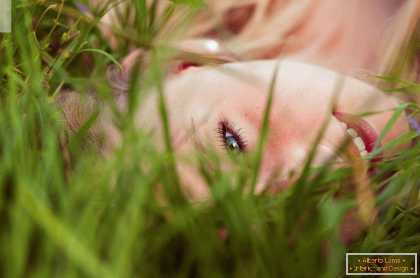 Retrato de una niña en la hierba