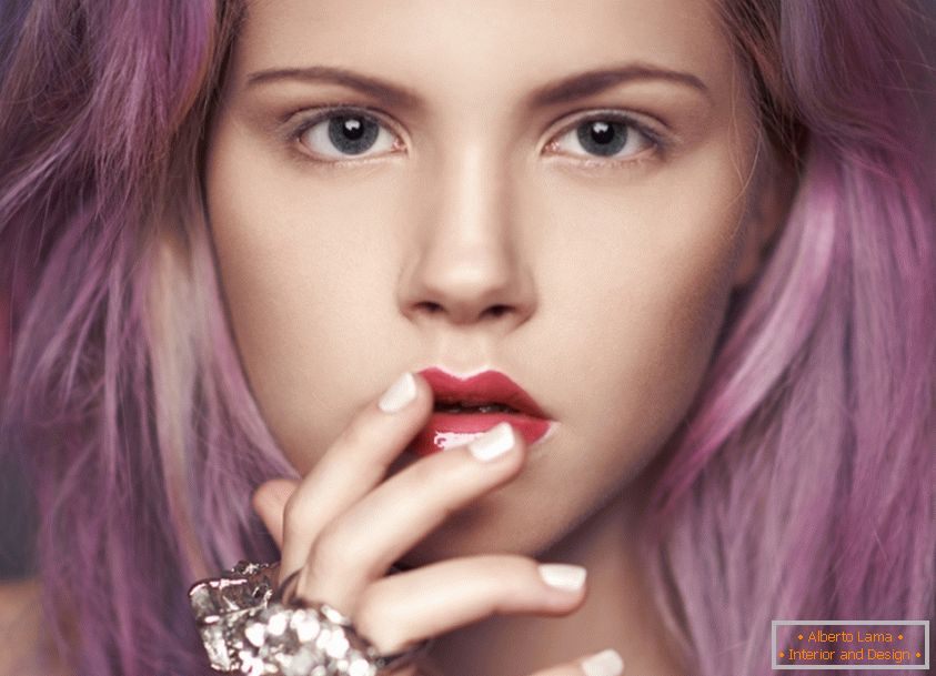 Retrato de una niña con cabello rosado