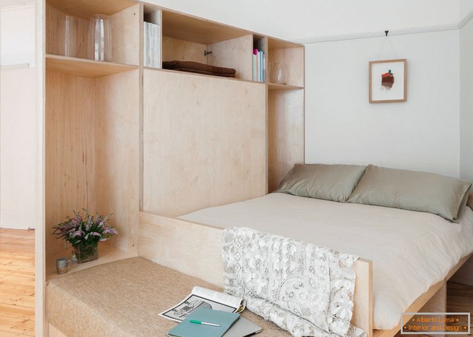 Dormitorio en un apartamento pequeño