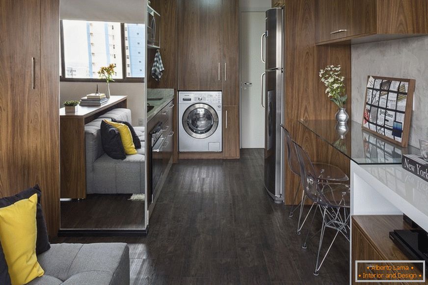 Cocina compacta y lavadora incorporada en un pequeño apartamento en Brasil