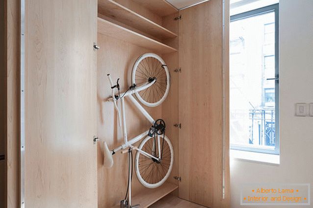 Bicicleta en el armario en el apartamento-transformador multifuncional