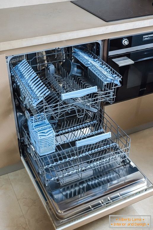 Caja para almacenar platos en la cocina con el efecto de la ilusión óptica