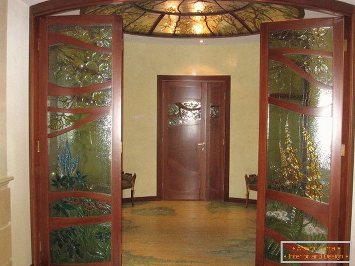 El techo de vidrios de colores está en armonía con el diseño de las puertas con inserciones de vidrio. 