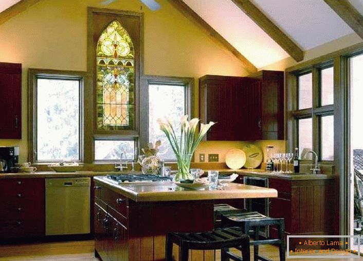 Las vidrieras en la cocina en el estilo rural se convierten en una protección contra el exceso de luz solar. 