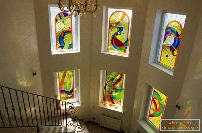 Lujosa decoración de ventanas con vitrales. Varios elementos se unen en una sola imagen. 