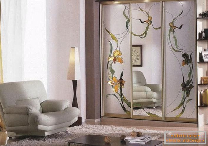 Con la ayuda de vidrieras, puede decorar no solo las ventanas, sino también los espejos. Por ejemplo, un armario con espejos desnudos usando una película se vuelve inusual y exclusivo. 