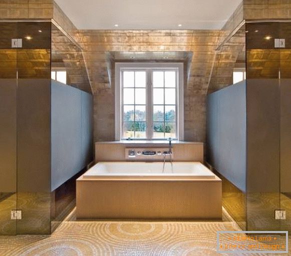 Foto de la ducha en el baño con divisiones de vidrio