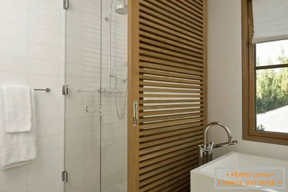 Tabiques de vidrio y madera en el diseño del baño