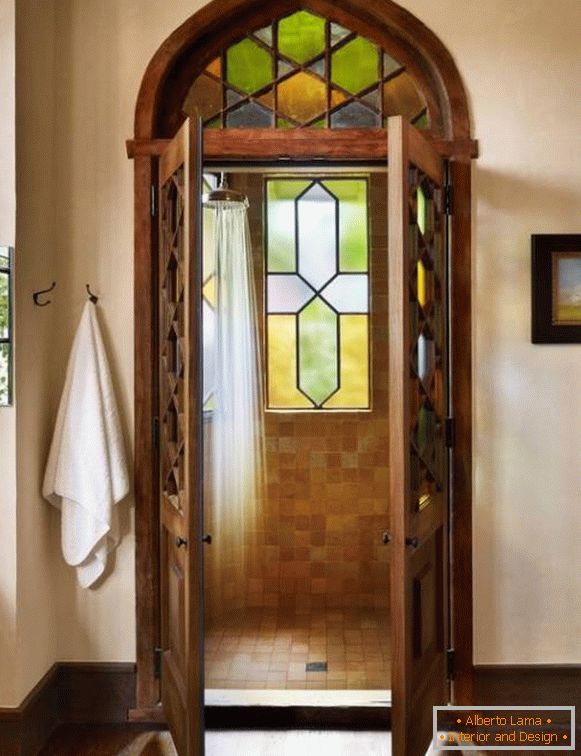 Puerta de ducha de madera columpiándose