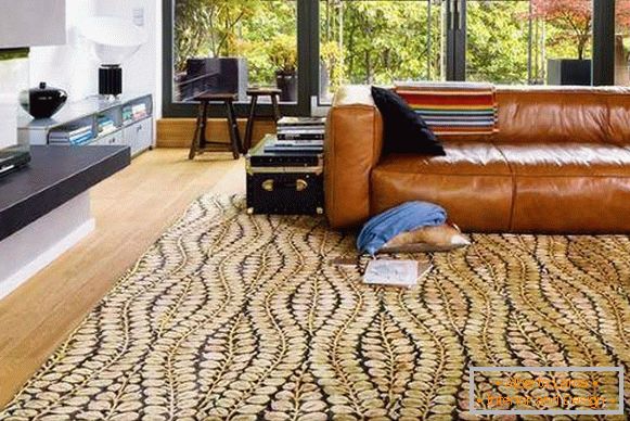 Hermosas alfombras en la sala de estar con motivos florales
