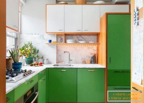 Una pequeña cocina en tonos blancos y verdes