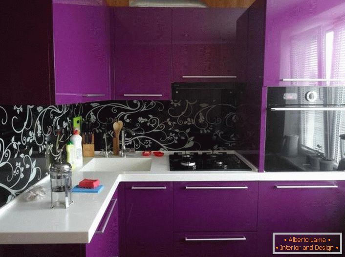 Color de interior negro-púrpura