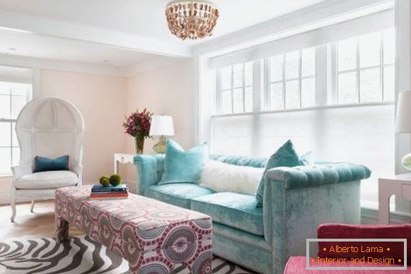 Sofá elegante turquesa claro con tapizado de terciopelo