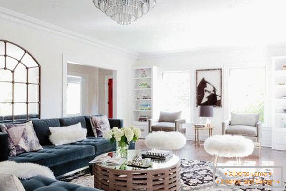 El diseño de la sala de estar con un gran sofá de terciopelo