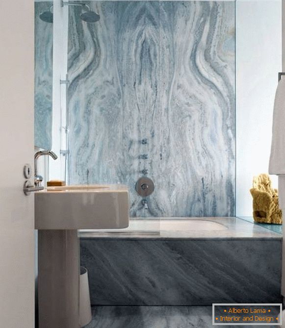 Cuarto de baño con mármol gris-azul