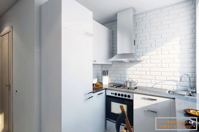 Cocina blanca de un pequeño apartamento en Rusia