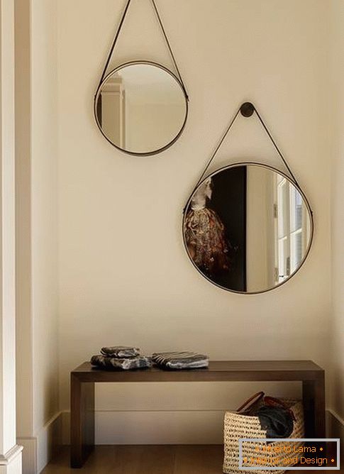 Espejos redondos en el pasillo - diseño de la foto en un estilo moderno