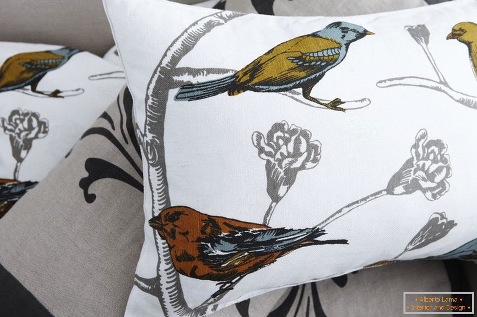 Imprime con pájaros sobre almohadas