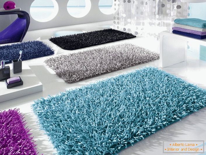 Las esteras de baño de colores brillantes pueden utilizarse no solo para realizar tareas prácticas, sino también para crear un ambiente acogedor y confortable.