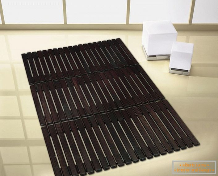 La alfombra de baño de bambú es una de las innovaciones atractivas en el diseño del baño. 