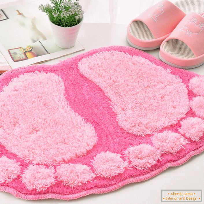 Una alfombra de baño creativa e inusual está hecha en forma de huellas de un muñeco de nieve. Solución ideal para el departamento donde vive el niño. 