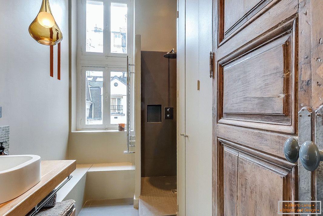 Cuarto de baño en el estilo del minimalismo con acentos en antigüedades