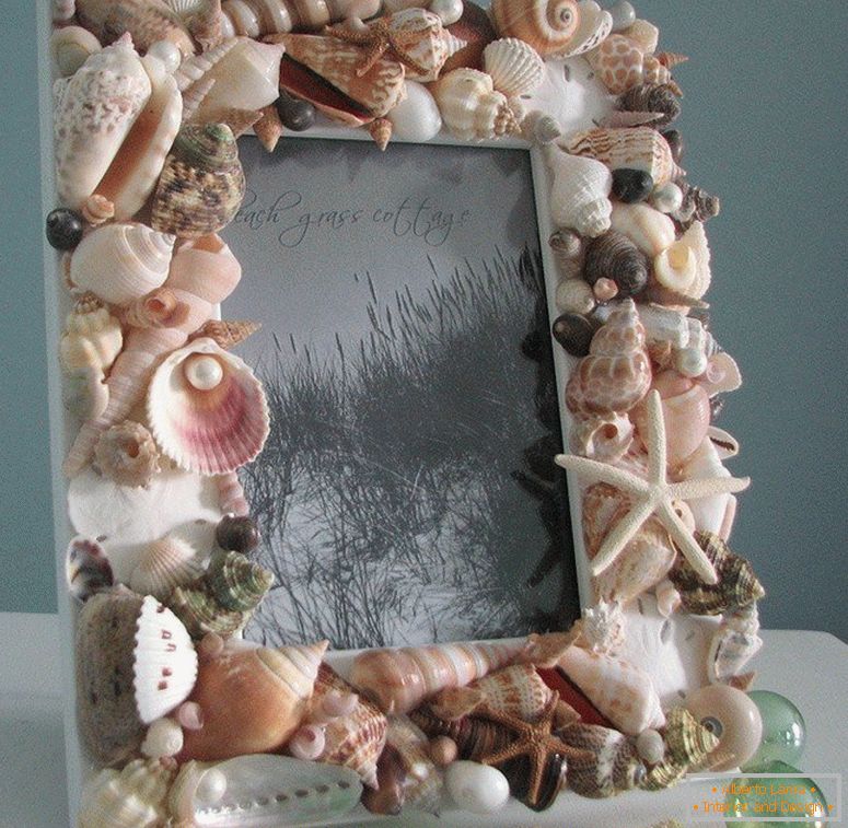 Marco de fotos decorado con conchas marinas con pegamento