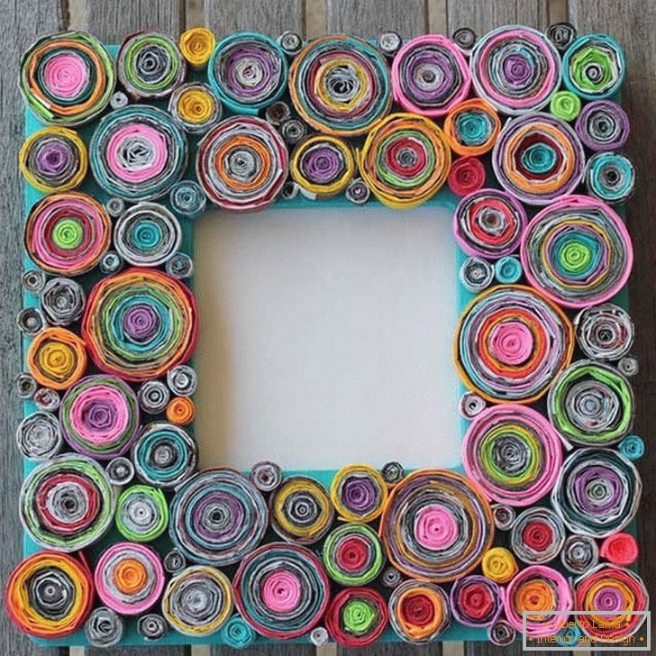 Marco de fotos decorado con anillos de papel trenzado
