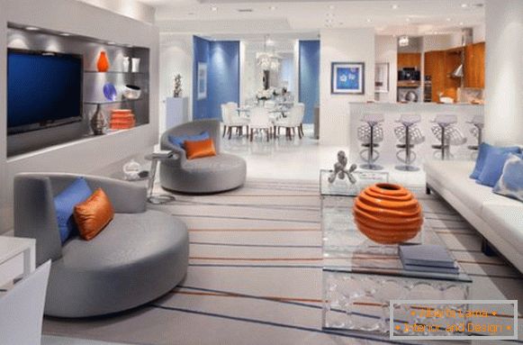 La combinación de naranja y azul en la sala de estar gris