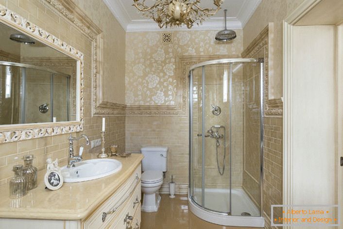 Baño elegante El estilo interior del neoclásico se ve genial en una habitación espaciosa y funcional.