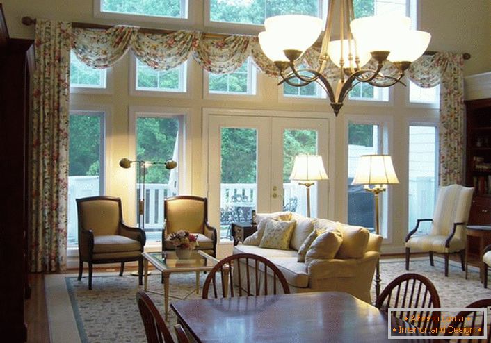El estilo del neoclásico es perfecto para decorar una casa de campo. El estilo es interesante combinando modestia y restricción clásica.