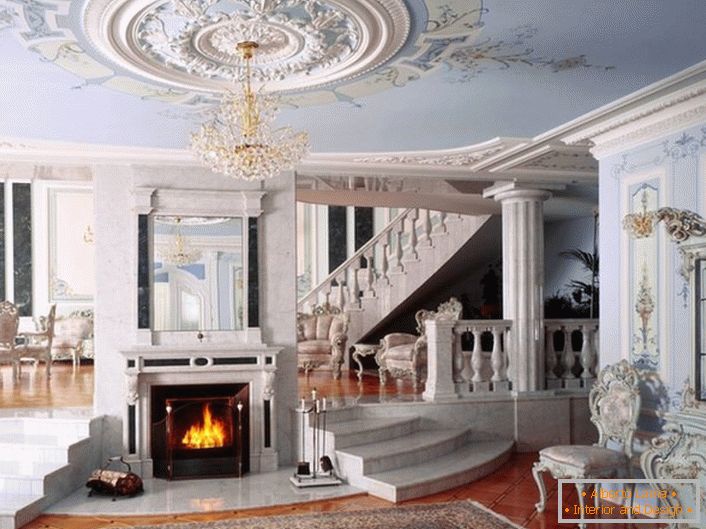 La sala con una chimenea en el estilo neoclásico es notable por el esquema de color elegido para la decoración. Un tono suave azul y blanco armoniosamente combinado en una sola composición.