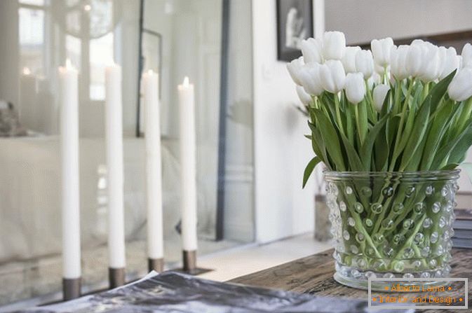 Flores en el interior de apartamentos tipo estudio en estilo escandinavo