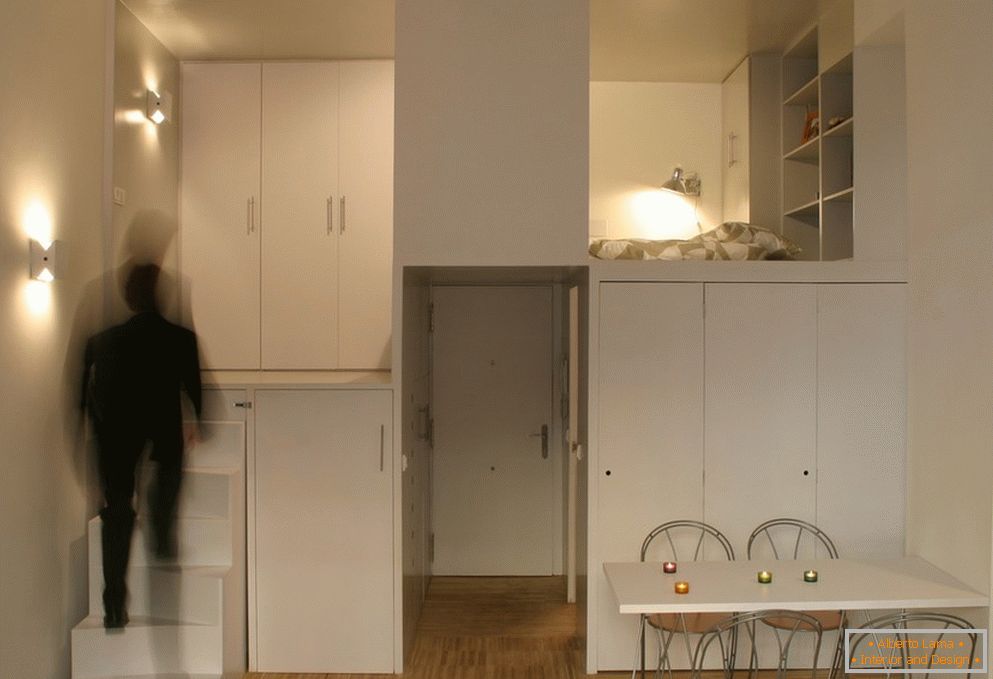 Muebles blancos en un apartamento pequeño