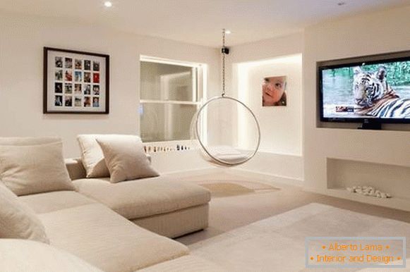 Un nicho de placas de yeso debajo del televisor con sus propias manos en el diseño de la sala de estar