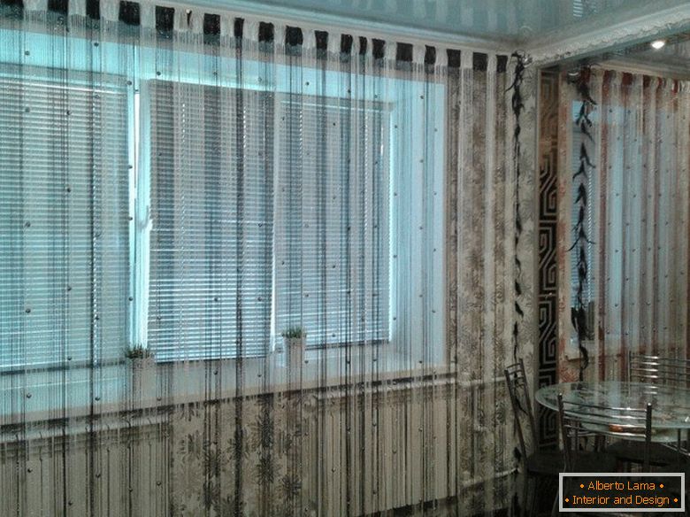 Interior con cortinas de hilo