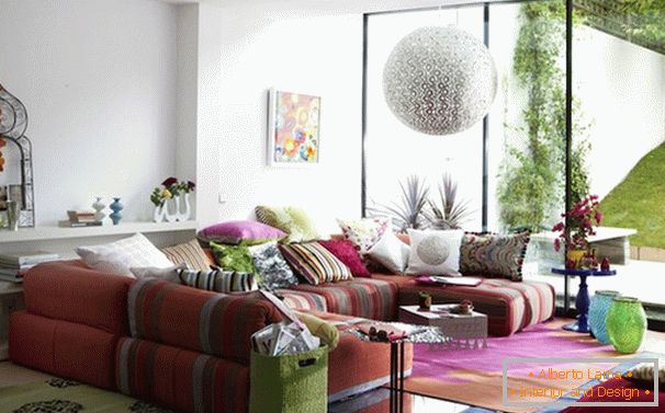 Muebles coloridos en la sala de estar