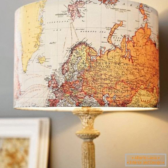 Lámpara de mesa de un mapa