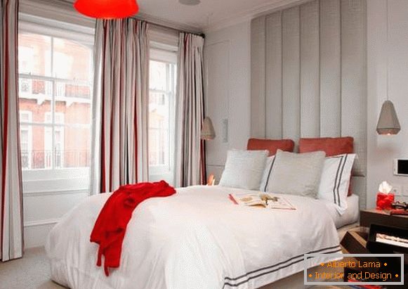 Una cama con una cabecera alta y suave, una foto con un estilo moderno