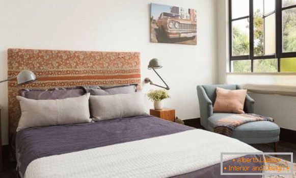 Una cama hecha a mano con una cabecera suave - foto en el interior