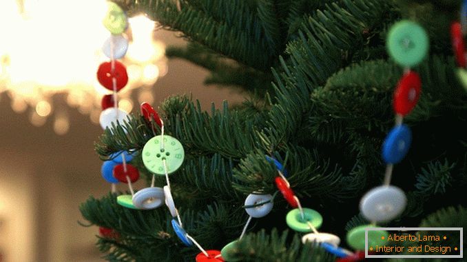 Decoraciones de Navidad de una guirnalda con sus propias manos de botones