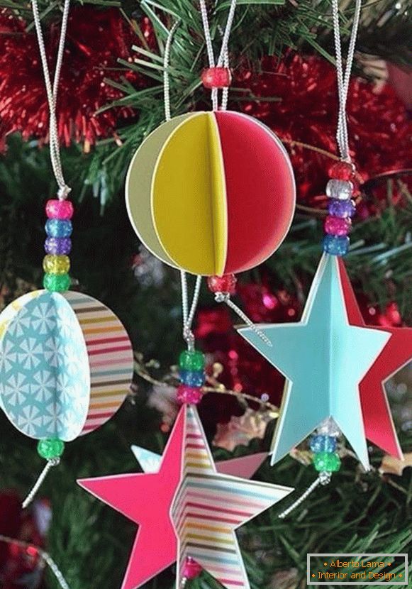 juguetes originales de Navidad con las manos en el árbol de Navidad, foto 13