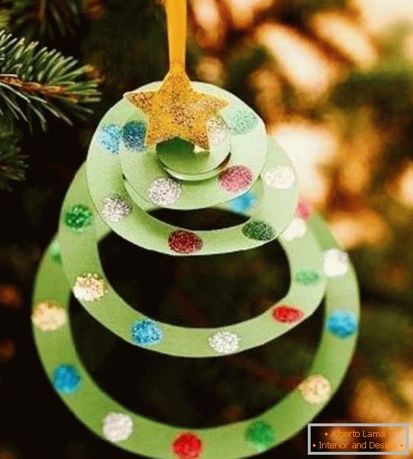inusuales juguetes de Navidad con sus manos en el árbol de Navidad, foto 15