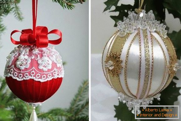 Bolas de cintas de año nuevo con sus propias manos - foto en un árbol de Navidad