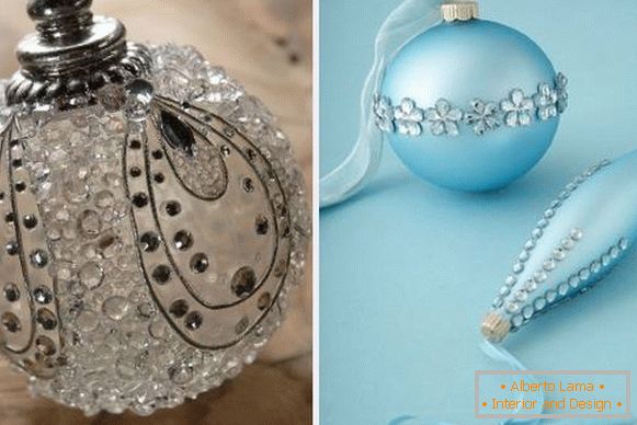 Hermosas bolas de Año Nuevo con sus propias manos para 2017 con diamantes de imitación