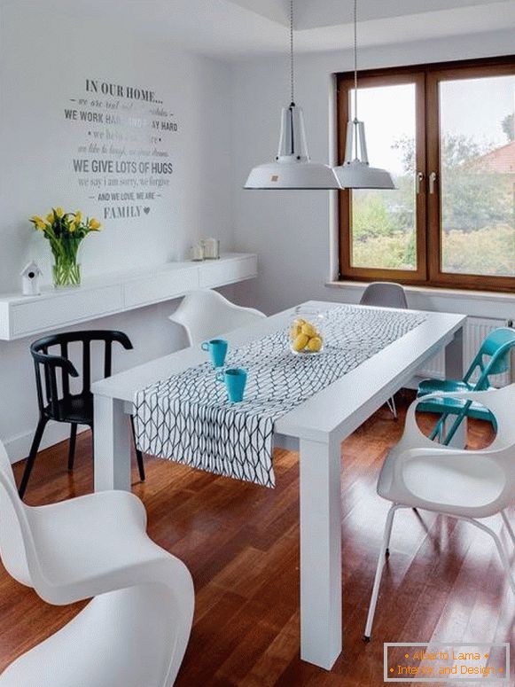 Mesa de comedor blanca y sillas multicolores